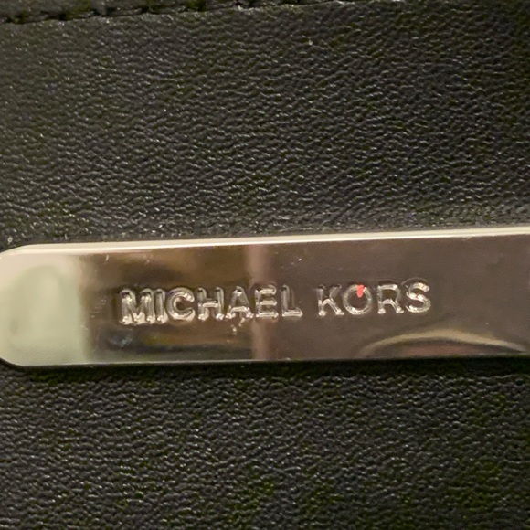 Michael Kors satchel/crossbody gray with black handles and white accordion sides - Picture 9 of 9